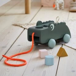 Done By Deer Pull Alon Sorting Box 7 Done By Deer Pull Alon Sorting Box -Baby Products Sale Store Pull along sorting box Croco Green 2 LS 600x 0e6517fe 63d1 4221 b756 77957e07889e